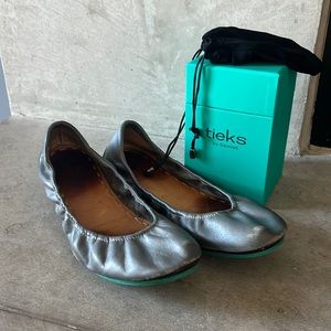 Pewter Tieks size 11 with box